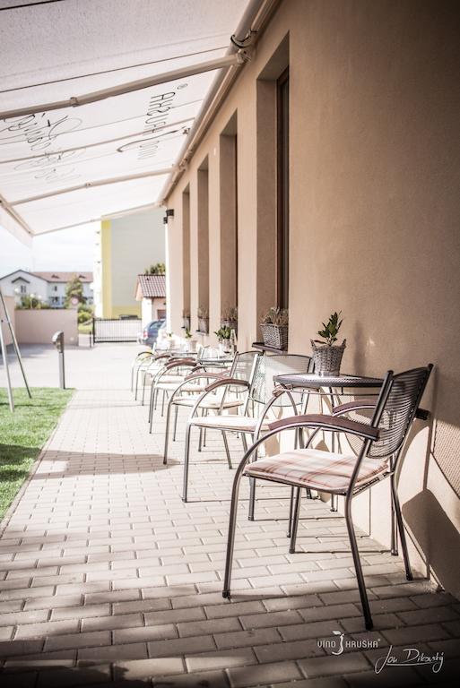 Penzion Vino Hruska Veselí nad Moravou Exteriör bild